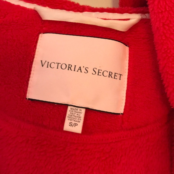 Red VS robe - Picture 3 of 5